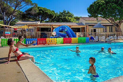 Piscina exterior, tobog�n acu�tico y familias en CAPFUN Aubr�des en Puget sur Argens.