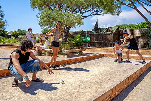 Petanca entre jóvenes en el camping CAPFUN Aubrèdes en Puget sur Argens (83).