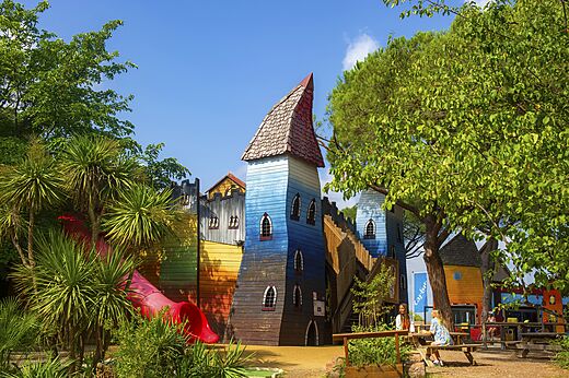 Castillo de juegos colorido, tobogán rojo en el camping CAPFUN Aubrèdes en Puget sur Argens.