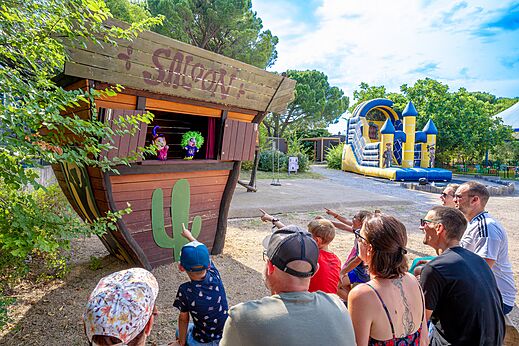Espectáculo de marionetas Saloon y castillo hinchable en camping CAPFUN Aubrèdes en Puget sur Argens (83).