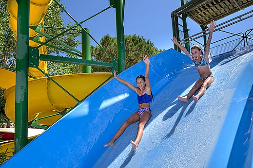 Dos ni�os sonrientes en tobog�n acu�tico en camping CAPFUN Aubr�des en Puget sur Argens (83).
