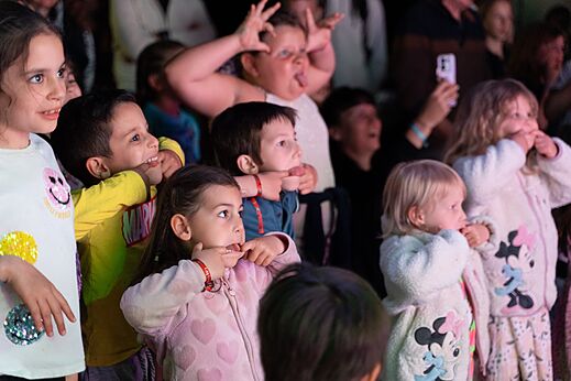 Niños viendo espectáculo de animación en el camping CAPFUN Aubrèdes en Puget sur Argens.