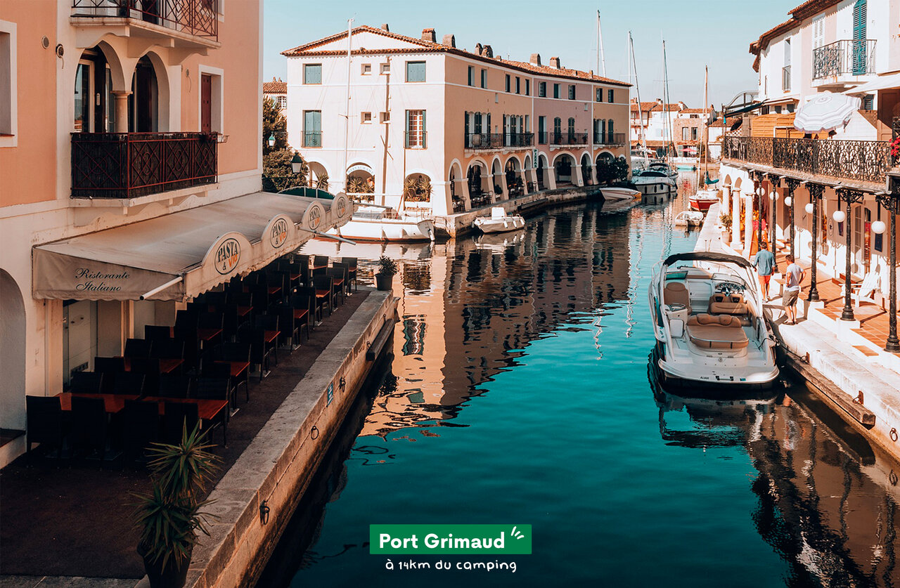 Port Grimaud, ciudad lacustre con canales y barcos, para visitar cerca de Cavalaire-sur-Mer.