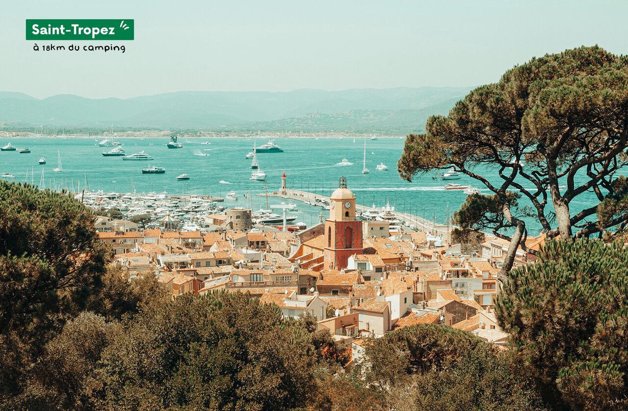 Puerto de Saint-Tropez con su campanario y casas t�picas, Costa Azul.