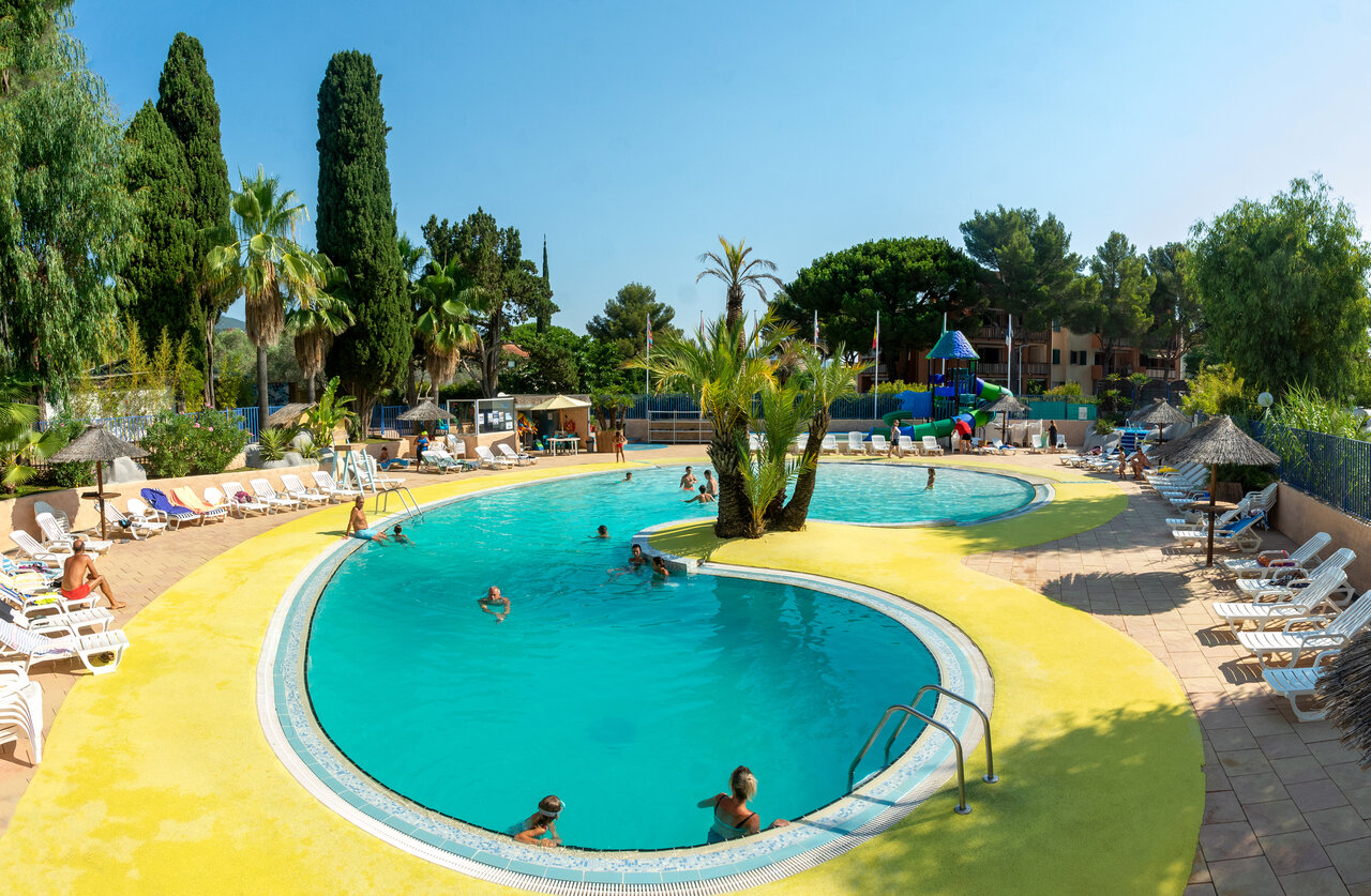 Piscinas, juegos en el camping CLICOCHIC Baie de Cavalaire en Cavalaire-sur-Mer (83).