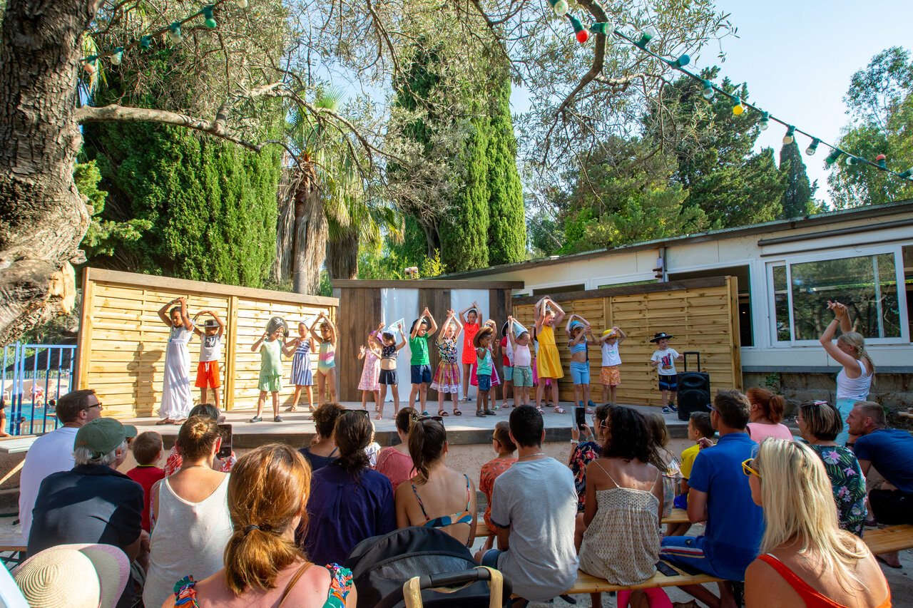 Animaci�n infantil en escenario, p�blico en camping CLICOCHIC Baie de Cavalaire.