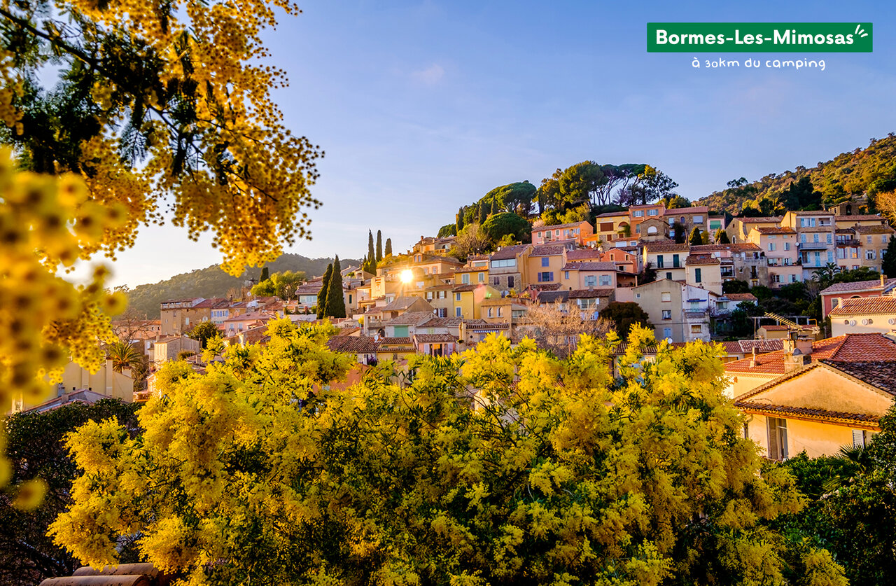 Pueblo florido de Bormes-les-Mimosas, Provenza-Alpes-Costa Azul, para visitar cerca del camping.