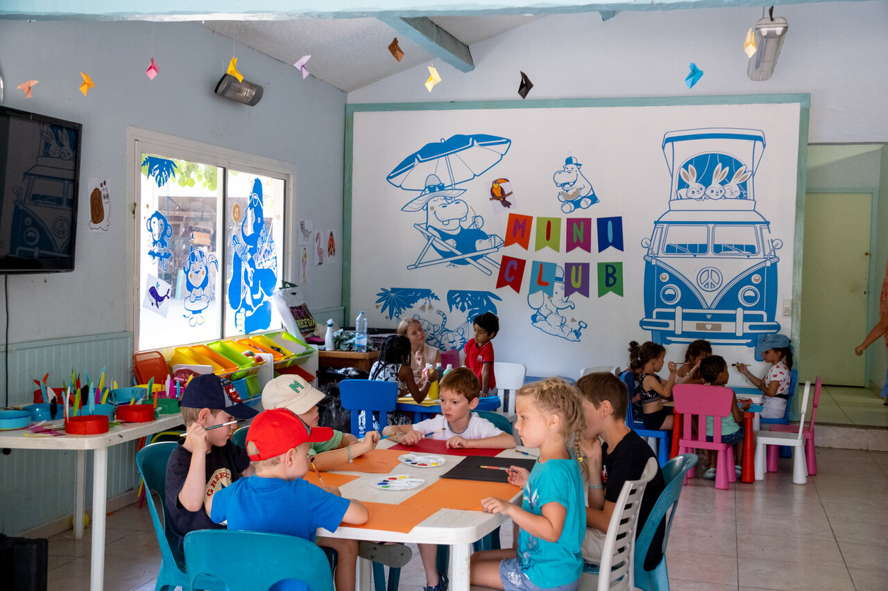Ni�os pintando en Mini Club, animaci�n CLICOCHIC Baie de Cavalaire (83).