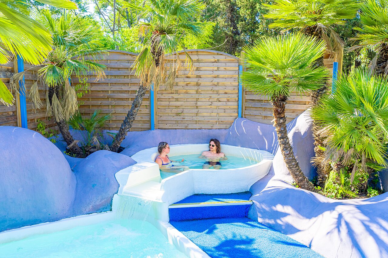 Jacuzzi con dos personas y cascada en el camping CLICOCHIC Baie de Cavalaire en Cavalaire-sur-Mer (83).