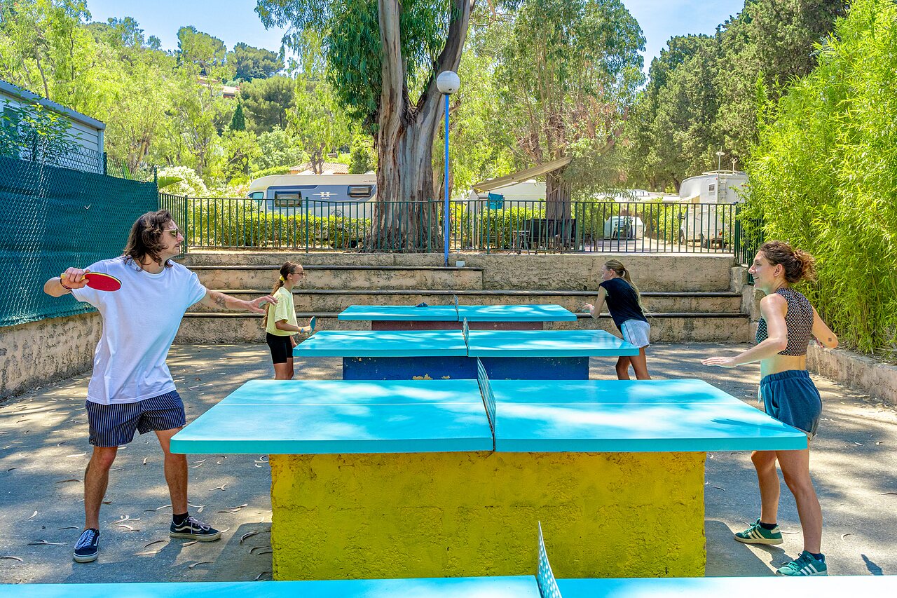 Mesas de ping-pong exteriores en el camping CLICOCHIC Baie de Cavalaire en Cavalaire-sur-Mer (83).