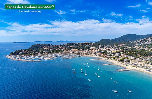 Playas y puerto deportivo de Cavalaire-sur-Mer, destino turístico en Provenza-Alpes-Costa Azul.