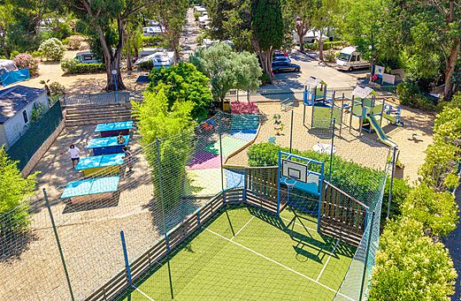 Zona de juegos, campo multideporte y mesas de ping-pong en el camping CLICOCHIC Baie de Cavalaire.