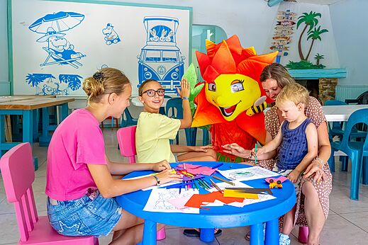 Animación infantil con mascota en el camping CLICOCHIC Baie de Cavalaire en Cavalaire-sur-Mer (83).