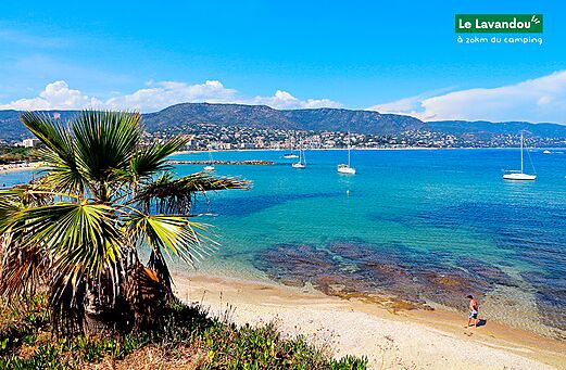 Playa de arena fina y mar turquesa en Le Lavandou, Costa Azul.