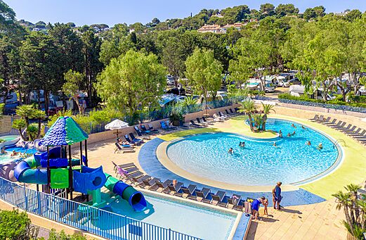 Piscina exterior, toboganes infantiles en camping CLICOCHIC Baie de Cavalaire (83).