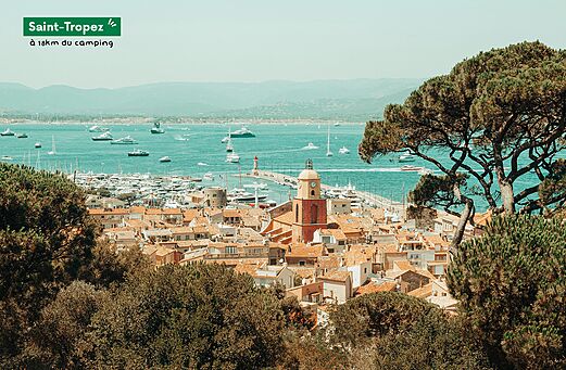 Pueblo de Saint-Tropez, su puerto animado y campanario icónico en la Costa Azul.