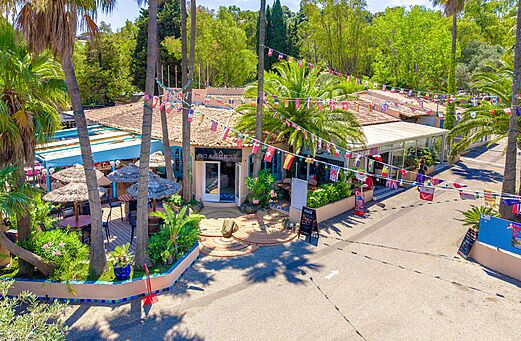 Restaurante "La Brasserie" con terraza exterior en el camping CLICOCHIC Baie de Cavalaire en Cavalaire-sur-Mer (83).