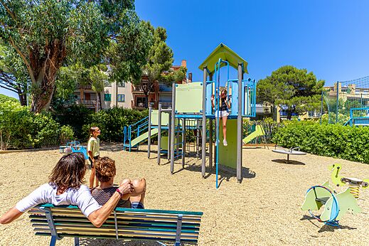 Zona de juegos infantil con estructura y toboganes en el camping CLICOCHIC Baie de Cavalaire.