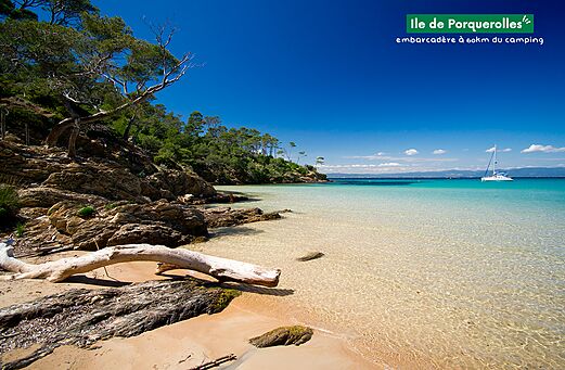 Playa de arena fina y aguas turquesas en la isla de Porquerolles, cerca de Cavalaire-sur-Mer.