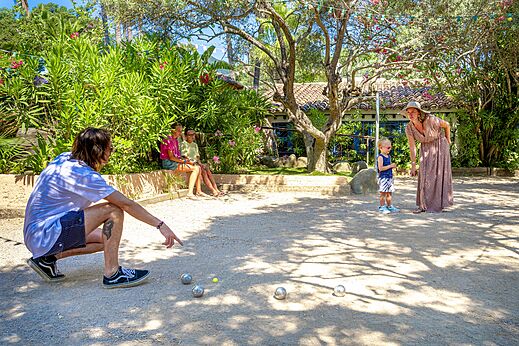 Juego de petanca familiar en el camping CLICOCHIC Baie de Cavalaire en Cavalaire-sur-Mer (83).