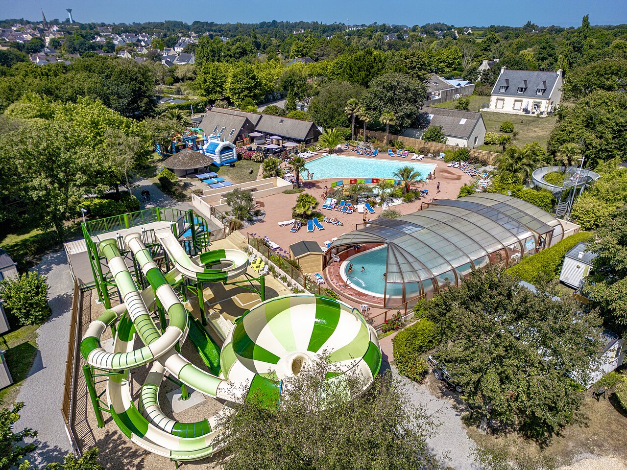 Toboganes acu�ticos gigantes, piscinas exterior e interior en camping CLICOCHIC Baie de Douarnenez.