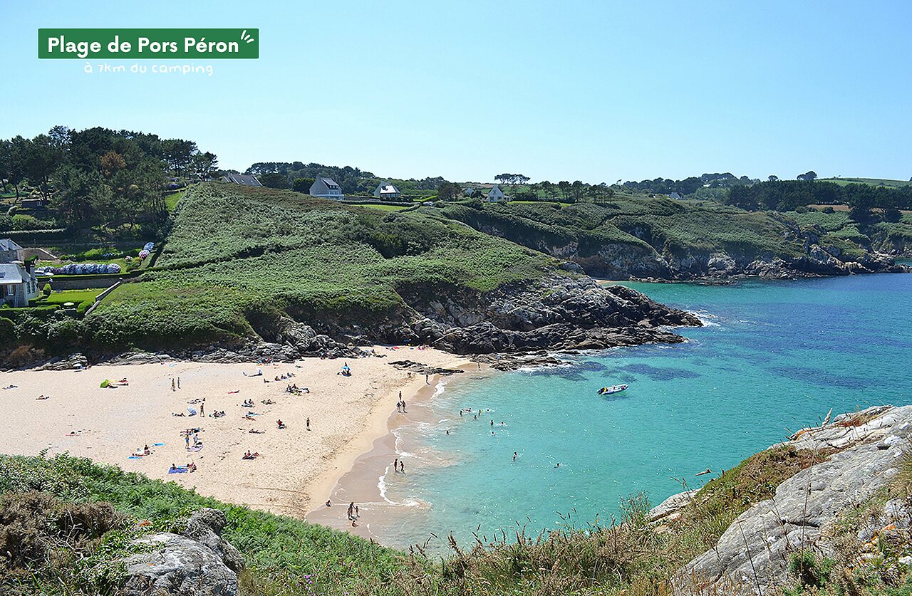 Playa de Pors P�ron, arena fina y aguas turquesas, cerca de Poullan-sur-Mer.