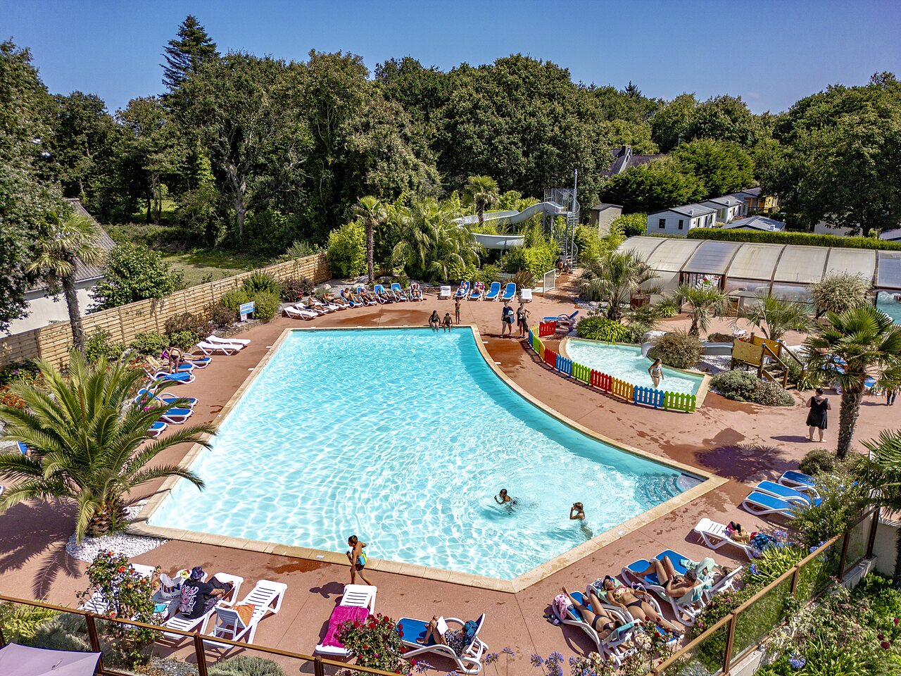 Piscina, tobog�n en el camping CLICOCHIC Baie de Douarnenez en Poullan-sur-Mer.