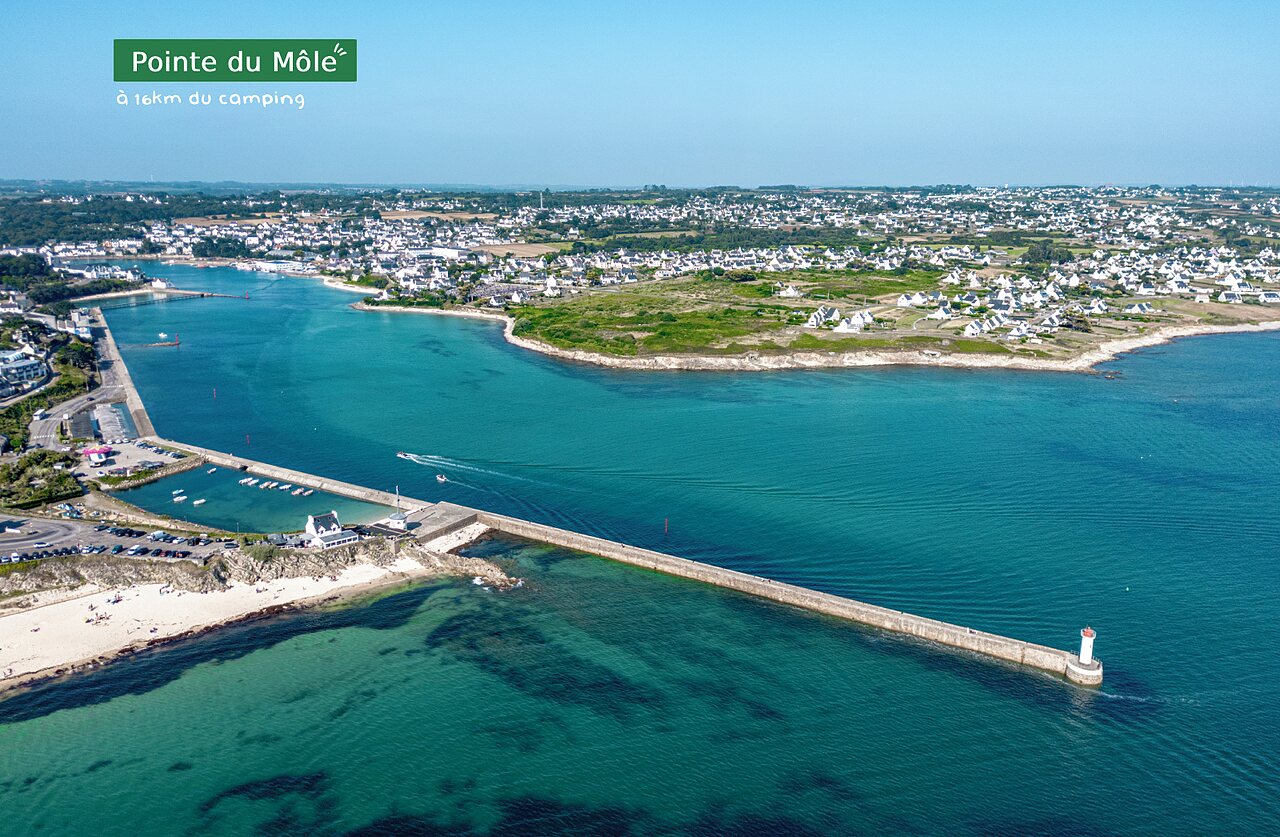 Pointe du M�le, puerto y faro, lugar para visitar cerca del camping.