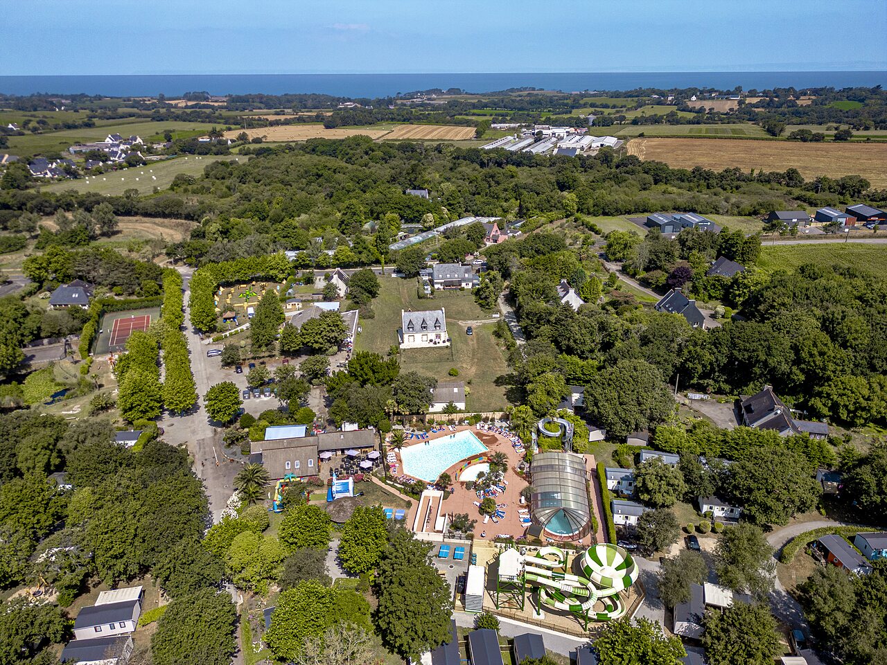 Vista a�rea del parque acu�tico, piscinas y alojamientos en el camping CLICOCHIC Baie de Douarnenez en Poullan-sur-Mer (29).