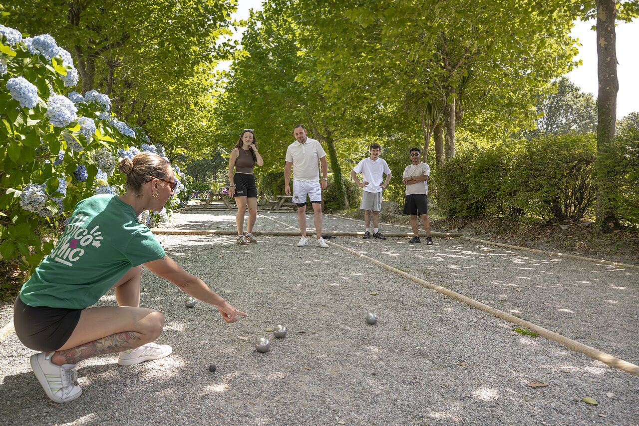 Juego de petanca en el camping CLICOCHIC Baie de Douarnenez en Poullan-sur-Mer.