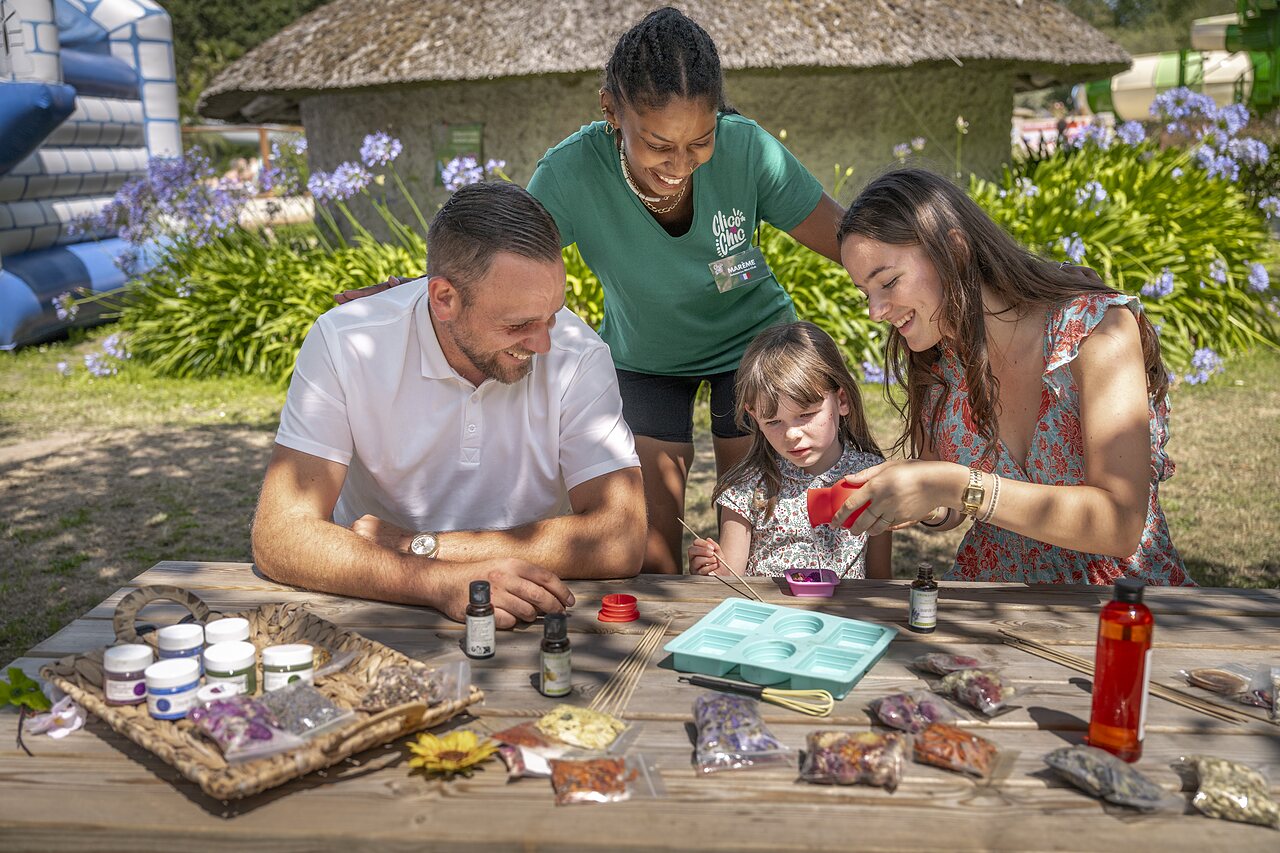 Actividad creativa, familia, animadora, castillo hinchable, camping CLICOCHIC Poullan-sur-Mer.