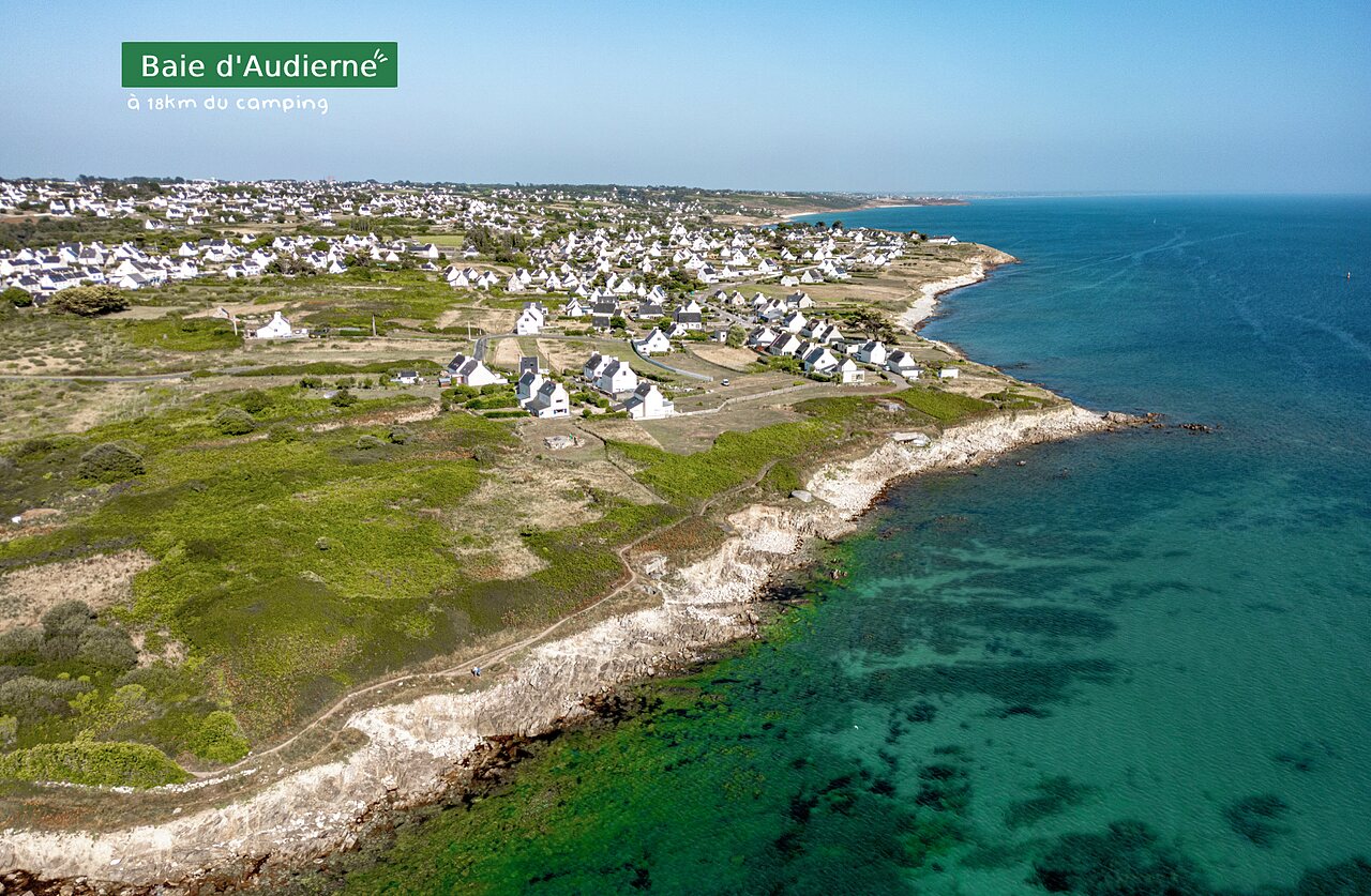 Bah�a de Audierne, pueblo costero y costa rocosa para visitar cerca del camping.