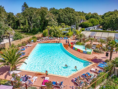 Piscina exterior, tobogán y piscina infantil en camping CLICOCHIC Baie de Douarnenez.