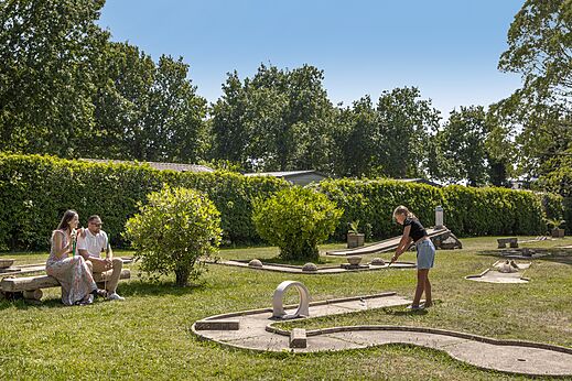 Minigolf para familias en el camping CLICOCHIC Baie de Douarnenez, Poullan-sur-Mer (29).