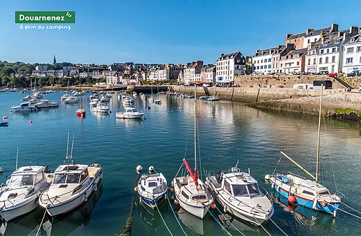 Puerto de Douarnenez con barcos y casas coloridas, Finisterre, Bretaña.