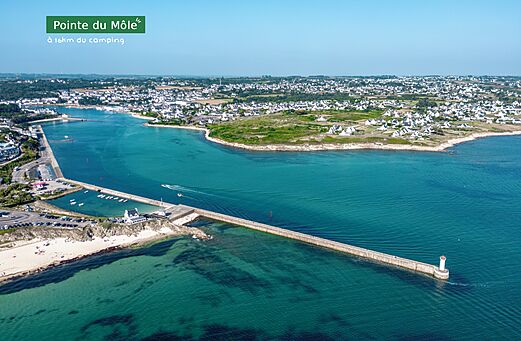 Punta del Môle, puerto deportivo y playa de arena fina en Bretaña.