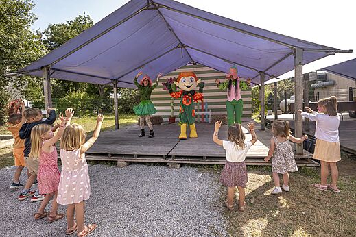 Espectáculo de animación infantil con mascota en el camping CLICOCHIC Baie de Douarnenez.