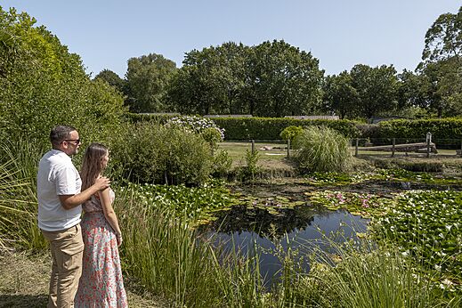 Estanque con nen�fares y exuberante vegetaci�n en el camping CLICOCHIC Baie de Douarnenez en Poullan-sur-Mer.