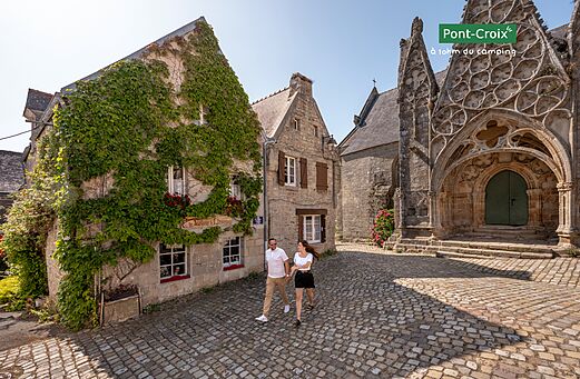 Calle adoquinada e iglesia gótica en Pont-Croix, pueblo con encanto en Bretaña.