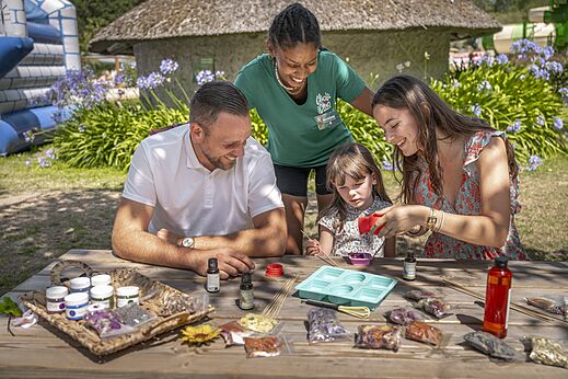 Familia y animadora en taller creativo en el camping CLICOCHIC Baie de Douarnenez en Poullan-sur-Mer (29).