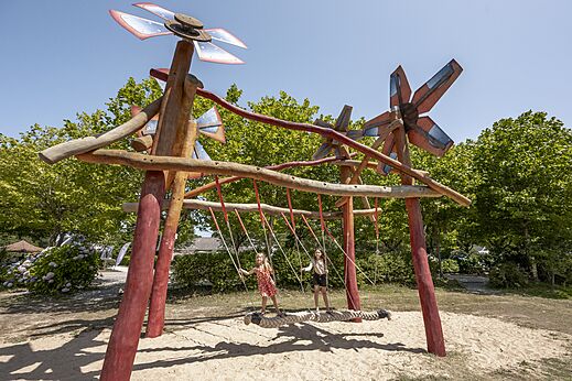 Gran columpio de madera original para ni�os en el camping CLICOCHIC Baie de Douarnenez en Poullan-sur-Mer (29).