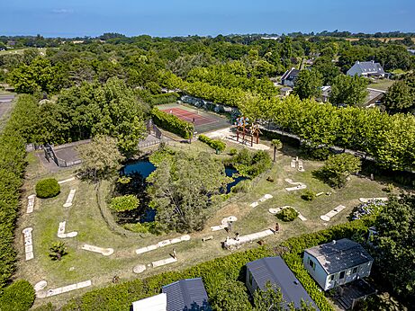 Campo de minigolf, pista de tenis y parque infantil en camping CLICOCHIC Baie de Douarnenez.