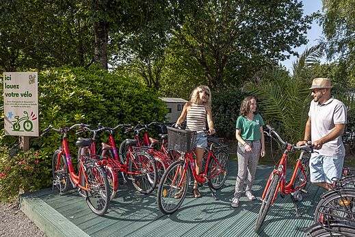Alquiler de bicicletas rojas para paseos en el camping CLICOCHIC Baie de Douarnenez en Poullan-sur-Mer (29).