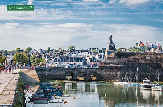 Ciudad amurallada de Concarneau, puerto y fortificaciones históricas en Bretaña.