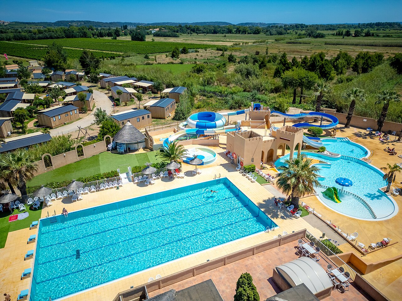 Gran parque acu�tico, toboganes y piscinas, vista a�rea CAPFUN Barbacane NARBONNE (11).