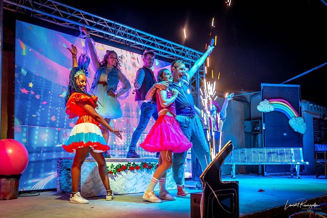 Espect�culo de animaci�n con artistas en escenario y efectos pirot�cnicos en camping CAPFUN Barbacane en NARBONNE (11).