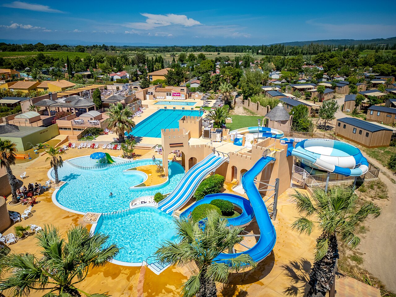 Parque acu�tico con toboganes gigantes, piscinas exteriores en el camping CAPFUN Barbacane en NARBONNE (11).