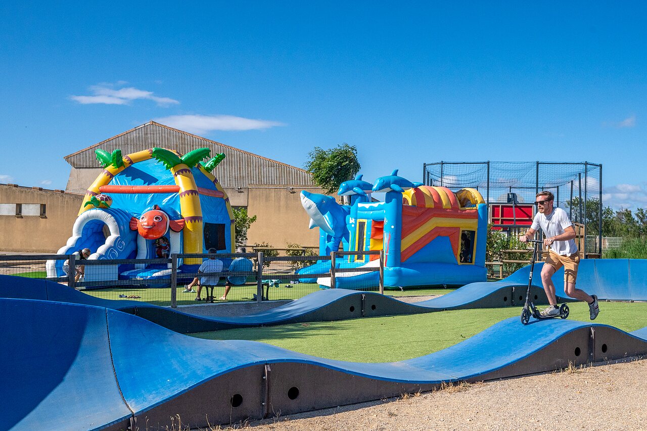 Estructuras hinchables, pump track y patinete en el camping CAPFUN Barbacane en NARBONNE (11).