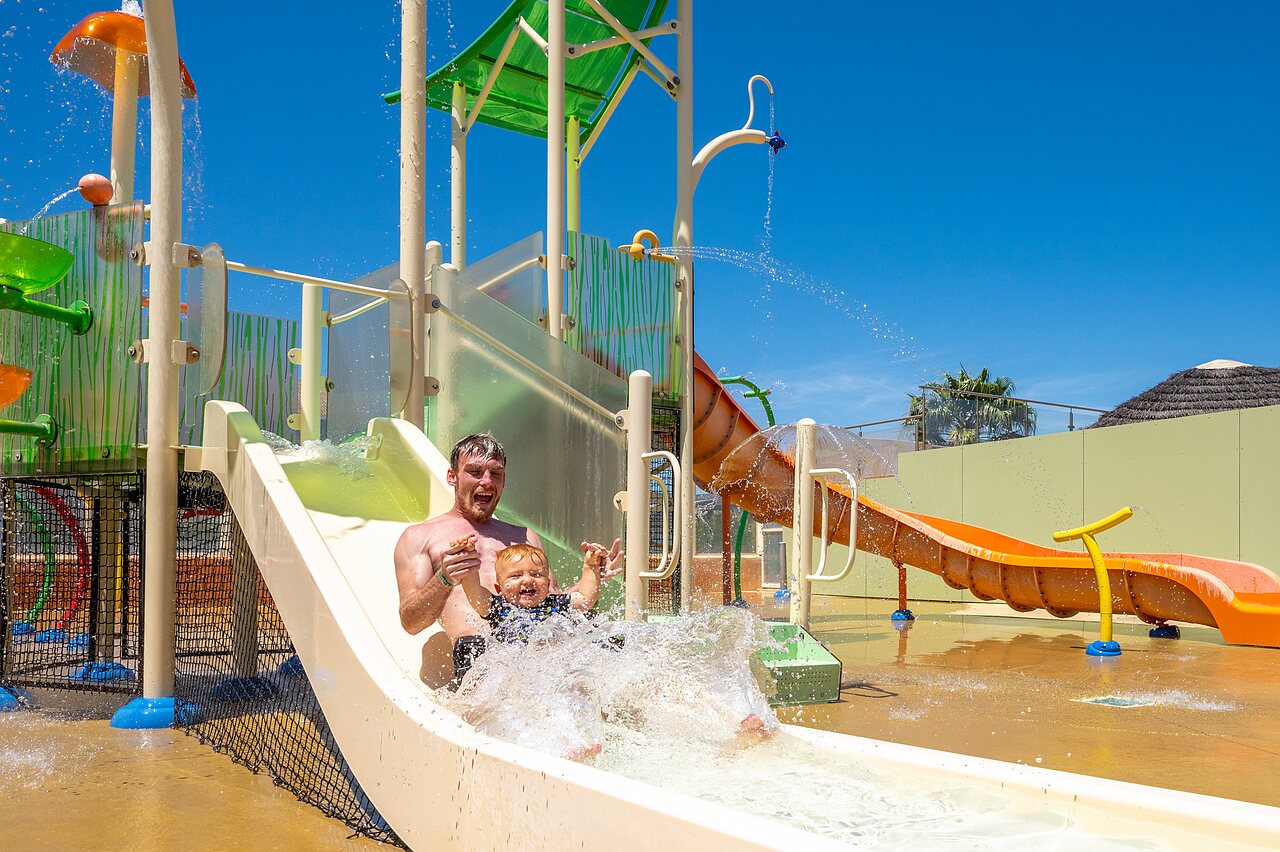 Padre e hijo en tobog�n acu�tico, salpicaduras en el camping CAPFUN Barbacane en NARBONNE (11).