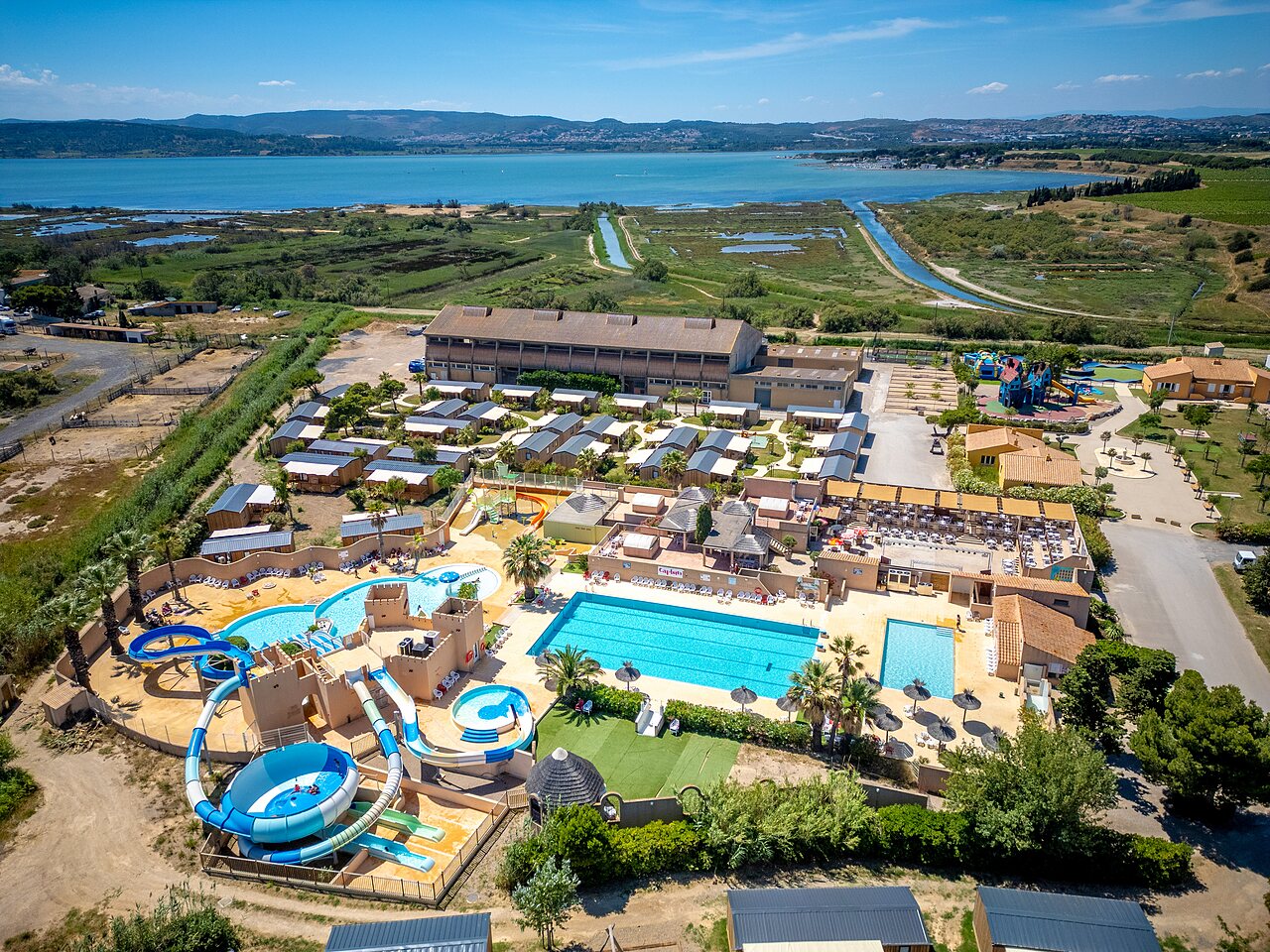 Complejo acu�tico, toboganes, piscinas y mobil-homes en el camping CAPFUN Barbacane en NARBONNE (11).